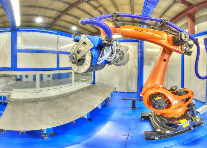 Polieren mit Roboter - das bis zu 3m lange Bauteil wird auf einem Drehtisch aufgespannt